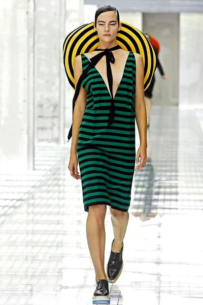 Look 30